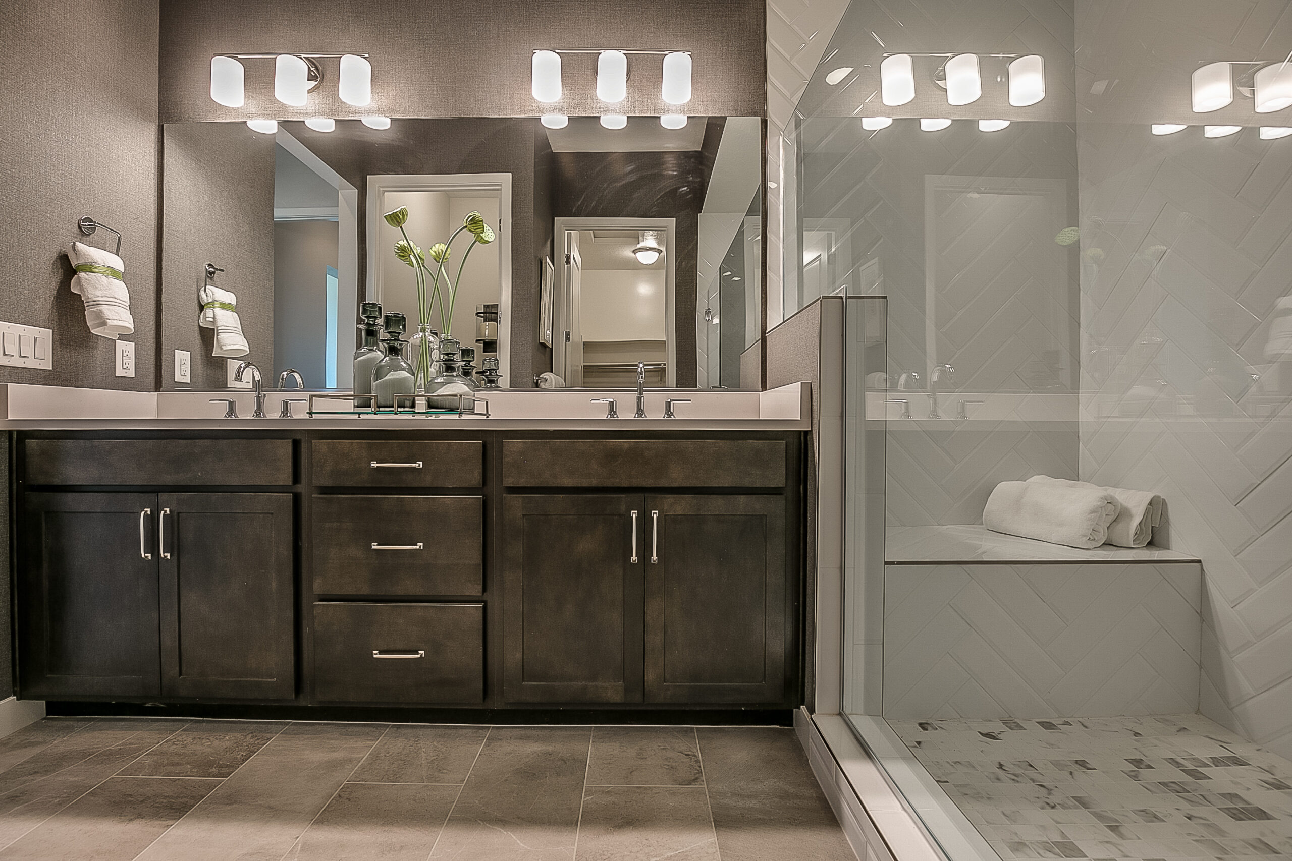 Large bright shower with shower bench for more relaxation